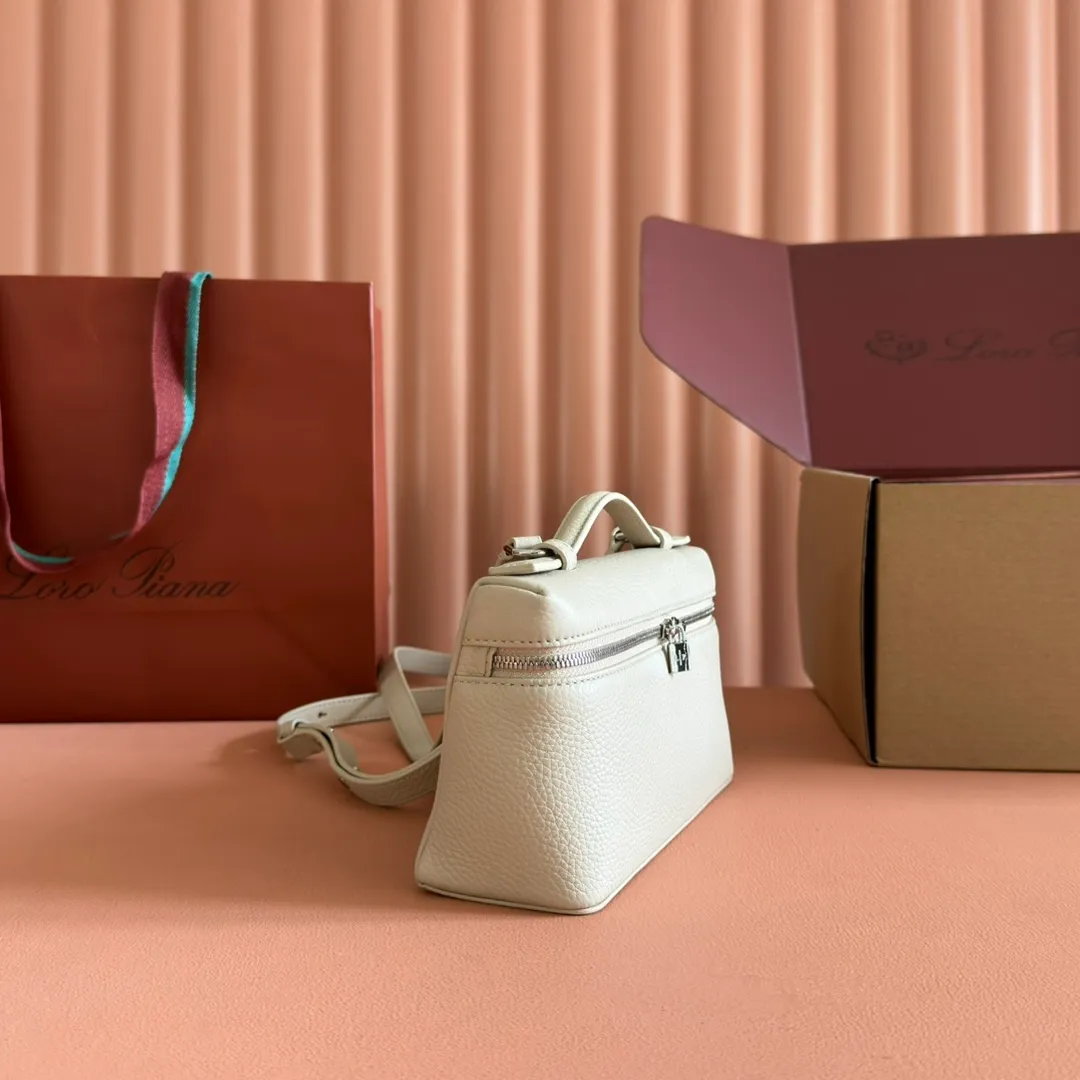 p1160💋💋💋【Original leather configuration counter complete set of packaging】 𝐋𝐨𝐫𝐨 𝐏𝐢𝐚𝐧@ Extra pocket L19 series handbag/crossbody bag, all steel, the most comfortable life is the undefined life, just like loro The material design of pian@ does not require complicated design styles. The simple and soft outline is elegant and durable, like an exquisite cosmetic case, which perfectly balances appearance and functionality. The leather is delicate and feels as soft as butter. The small bag has a large capacity. It is not only portable with a thin shoulder strap, but can also be worn cross-body. Sisters who have a special liking for minimalist style can buy it. It is simple and versatile. The simpler, the more different. Stars and Instagram celebrities are all planting it. There are two sizes of 19 cm and 27 cm. One is exquisite and casual, and the other is elegant and grand. Size: Small: length 19×width 7×height 12cm (
